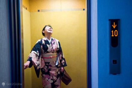 In kimono con ascensore, Osaka, Giappone