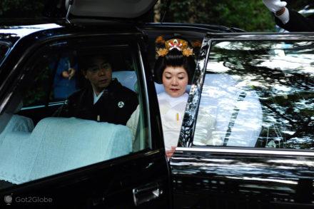Braut steigt in Auto, traditionelle Hochzeit, Meiji-Tempel, Tokio, Japan