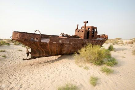 barco enferrujado, Mar de Aral, Usbequistão