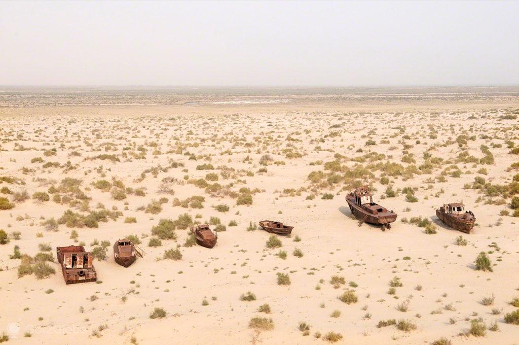 Boote im Trockendock, Aralsee, Usbekistan