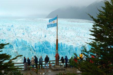 bandeira argentina no lago-glaciar perito moreno-argentina