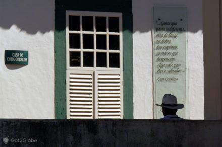 silhueta e poema, cora coralina, goias velho, brasil