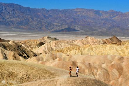 Caminhantes abaixo do Zabriskie Point, Vale da Morte, Califórnia, Estados Unidos da América