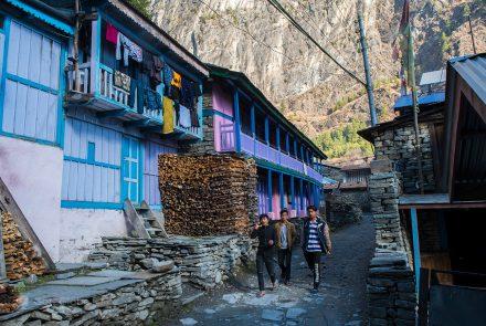 Jovens percorrem a rua principal de Chame, Nepal