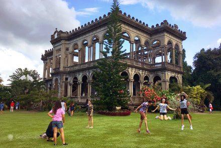 Visitantes nas ruínas de Talisay, ilha de Negros, Filipinas
