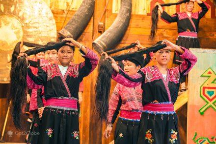 Mulheres com cabelos longos de Huang Luo, Guangxi, China