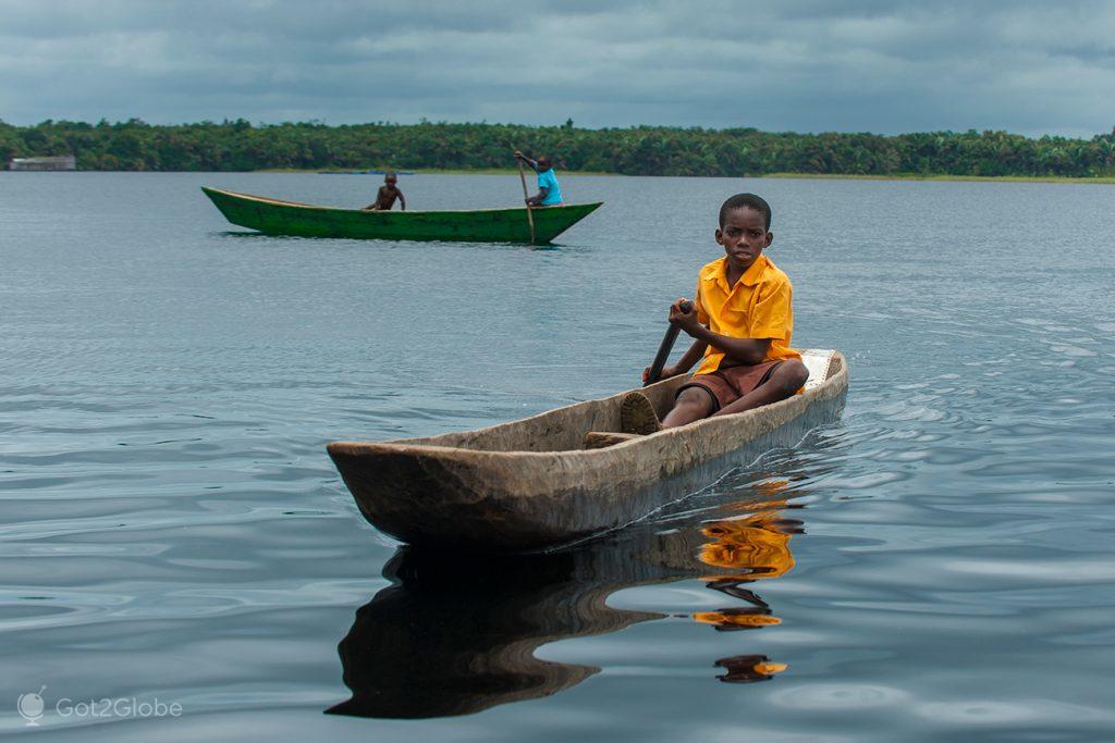 On the way to Nzulezu (school version), Ghana