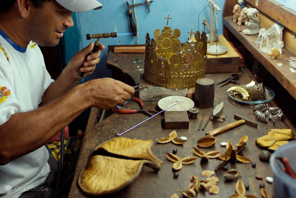 Cristiano Costa en su estudio de joyería en Pirenópolis, Goiás, Brasil