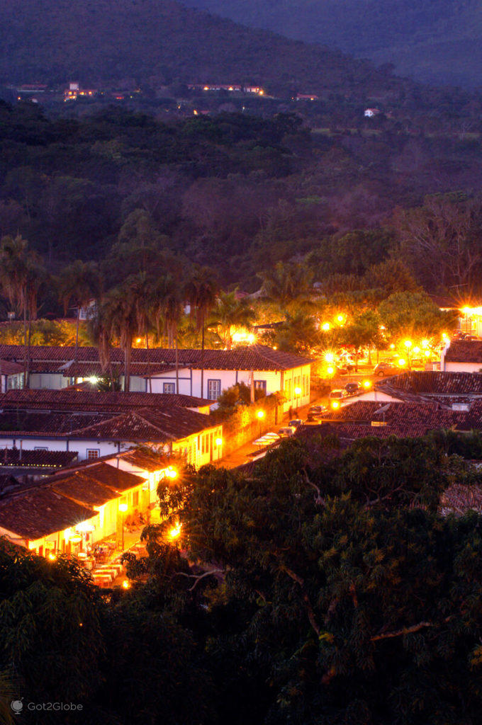 Calle colonial dorada en Pirenópolis, Goiás, Brasil