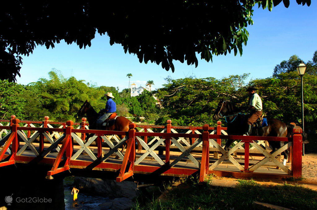 Los jinetes cruzan el Ponte do Carmo, Pirenópolis, Goiás, Brasil