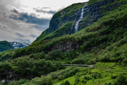 Composição Flam Railway abaixo de uma queda d'água, Noruega