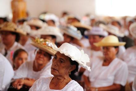 Mulheres na Missa. Bora Bora, Ilhas-Sociedade, Polinésia, Francesa