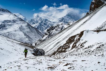 Thorong Pedi a High Camp, circuito Annapurna, Nepal, caminhante solitário