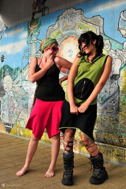 Puerto y ciudad de Fremantle en Australia Occidental, amigas en pose
