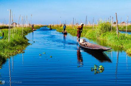 Remadores Intha num canal do Lago Inlé