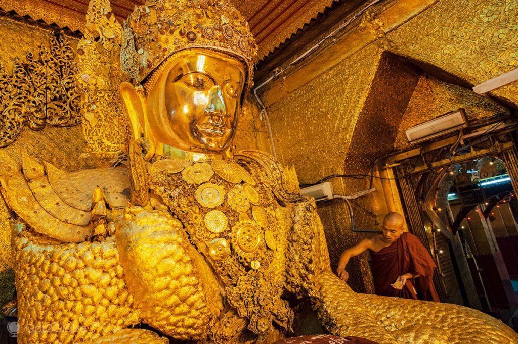 Buda de ouro do Templo de Mahamuni