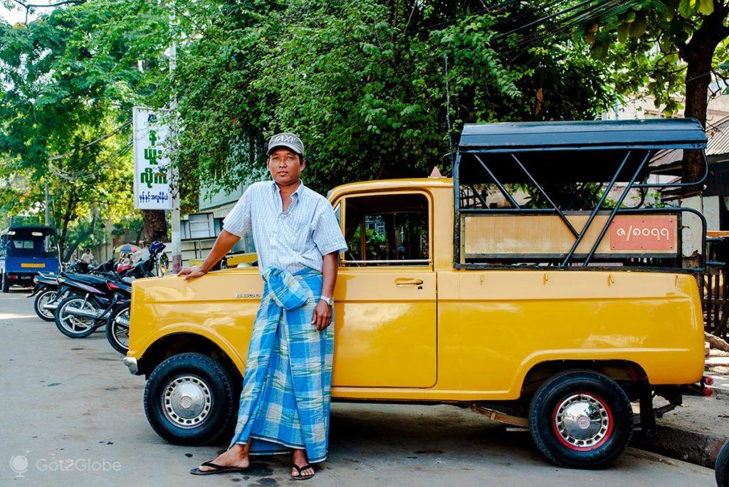 O taxista To-Ku e o seu pictoresco taxi amarelo