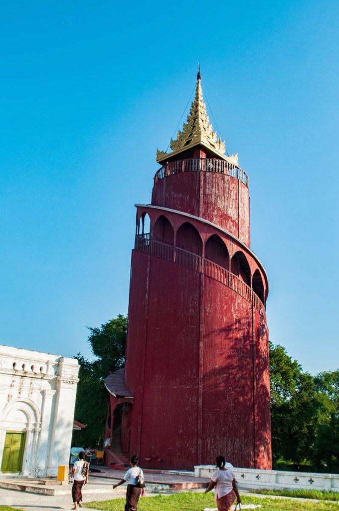 A torre relógio do Palácio Real de Mandalay