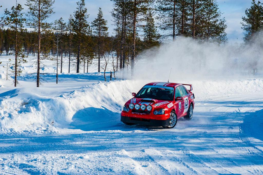 Carro de rally faz uma curva em derrapagem