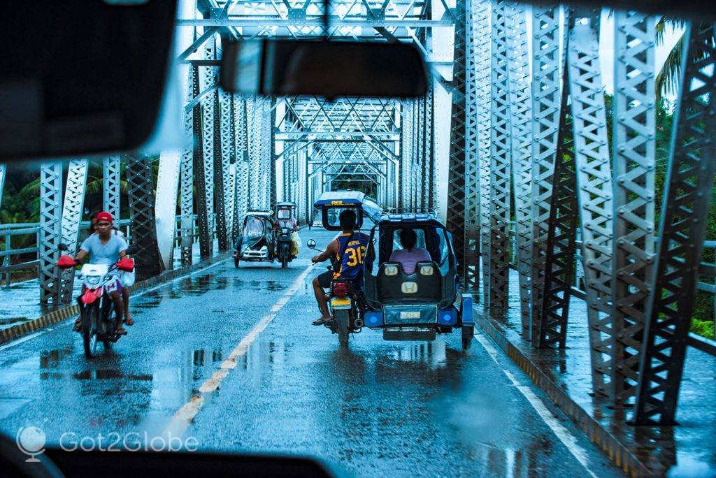 Tricycle cruza uma ponte de Iloilo, Panay