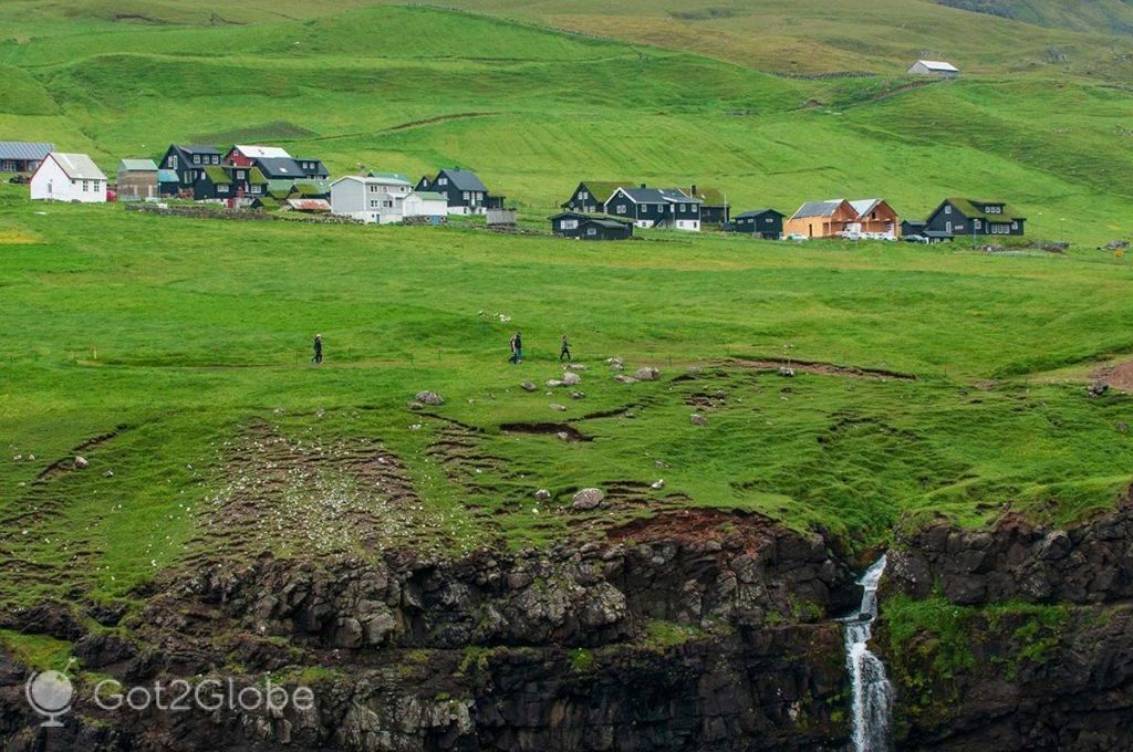 Casario de Gásadalur, uma aldeia cada vez menos habitada do oeste da ilha de Vágar