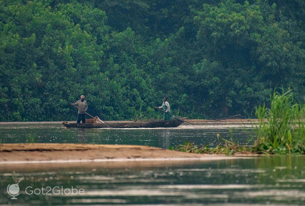Casal à pesca no rio Sangha,