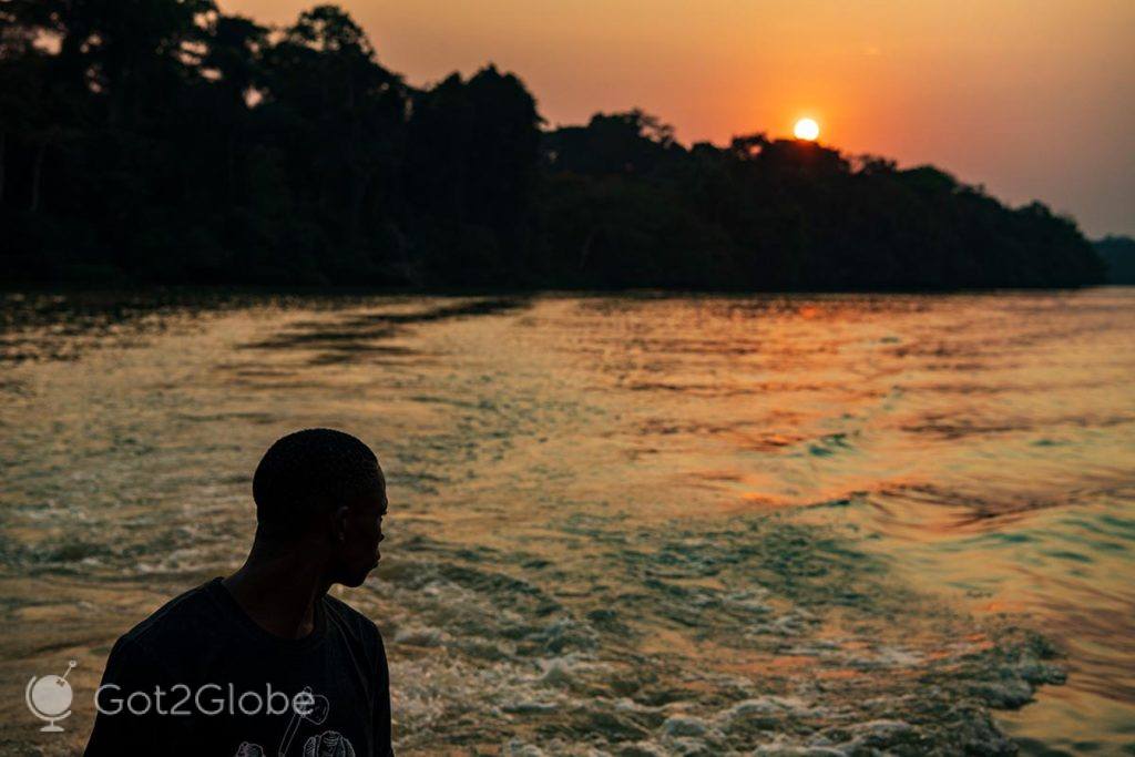 Ocaso para trás do Rio Sangha e da selva congolesa