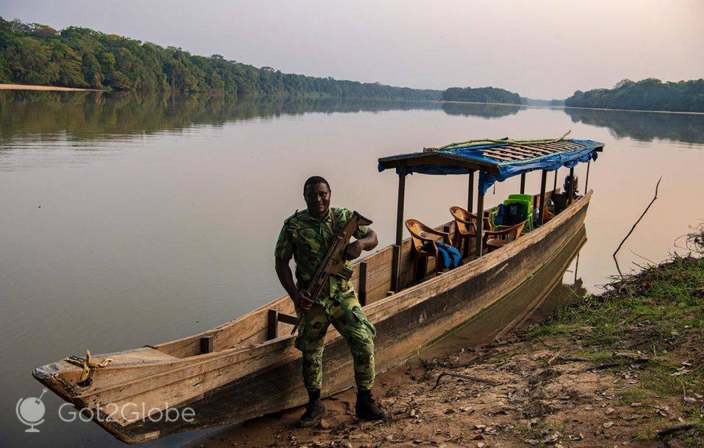 Ranger Hyacinth posa na margem camaronesa do rio Sangha, junto a um QG do PN Lobéké.