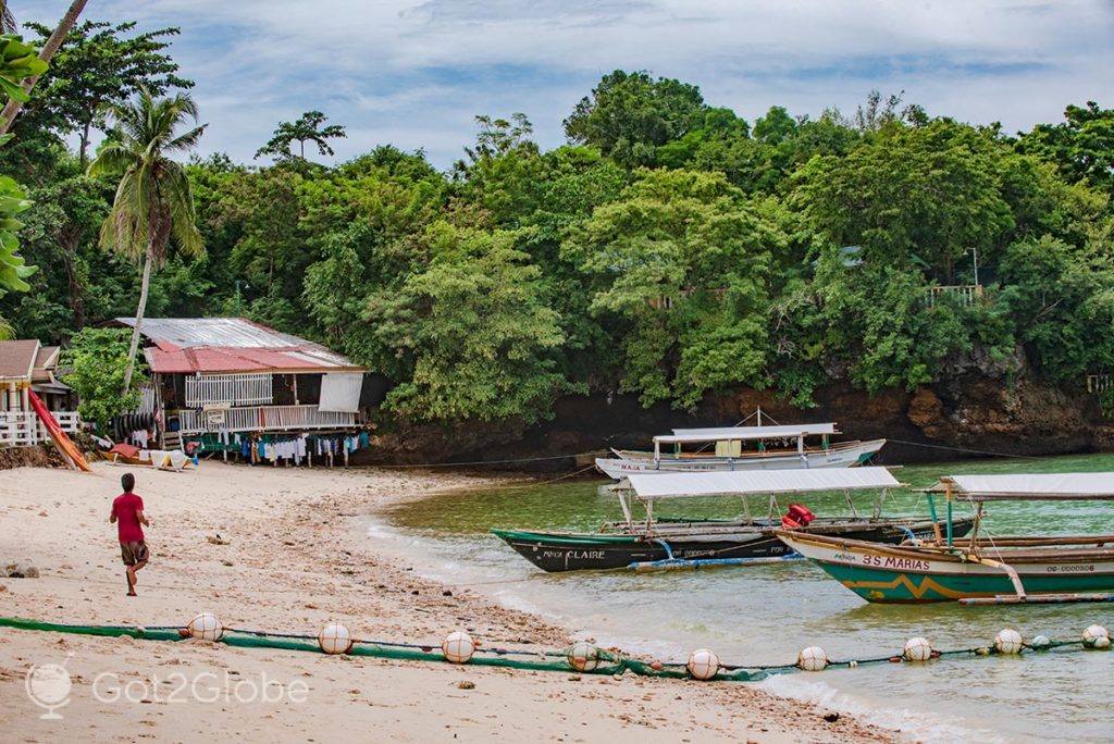 Bangkas na enseada da praia Alubihod, Guimaras