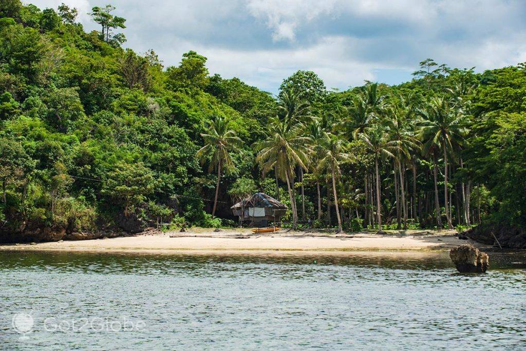 Enseada tropical da costa ocidental de Guimaras, nas imediações da ilha Ave Maria