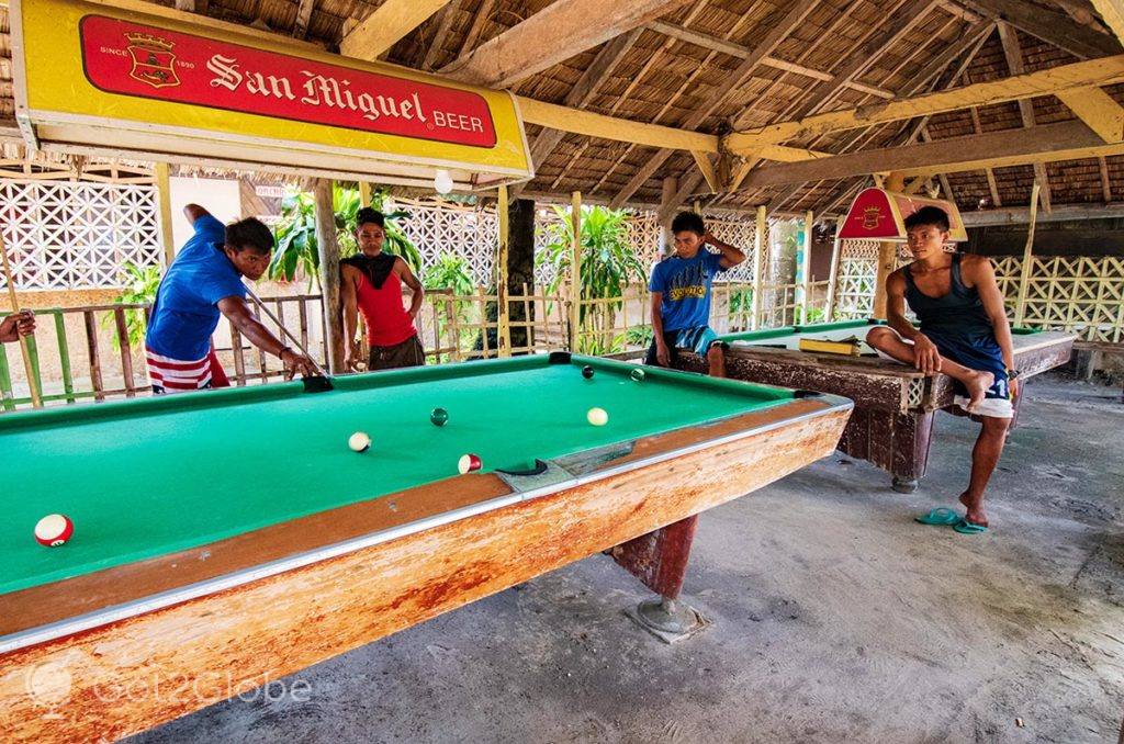 Trabalhadores do Raymen Beach Resort jogam snooker.