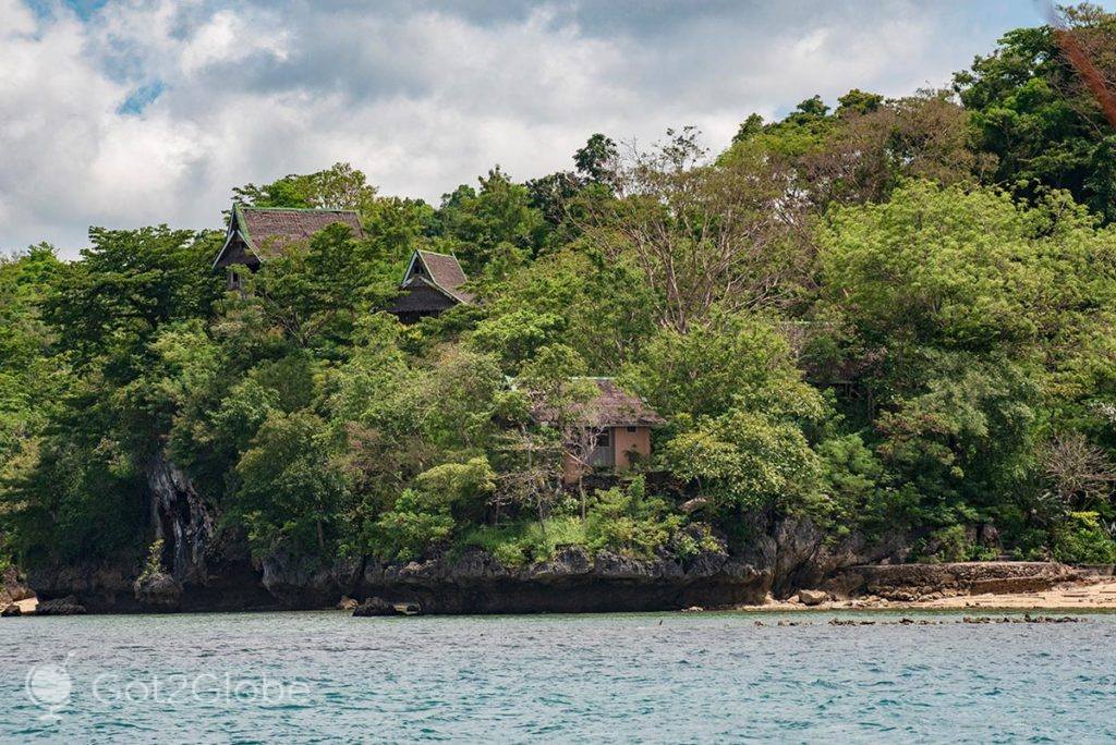 Cabanas de um resort na costa ocidental da ilha de Guimaras.