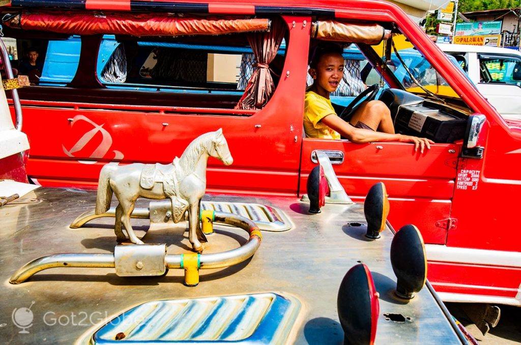 Passageiro de um jeepney, olha para um outro