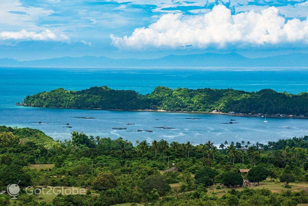 Vista do litoral oeste de Guimaras, a partir de um ponto mais elevado da ilha