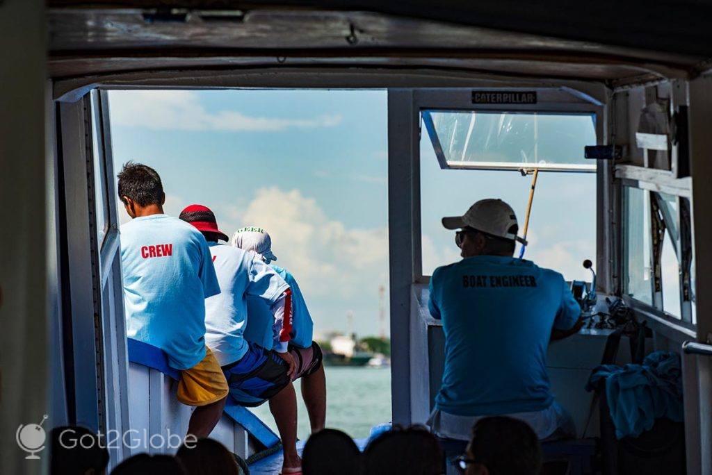 Tripulantes no exterior de um dos ferries que ligam Iloilo, Panay, à ilha vizinha de Guimaras