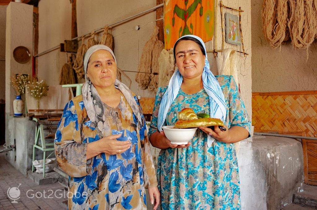 Duas funcionárias prestes a iniciarem o seu almoço