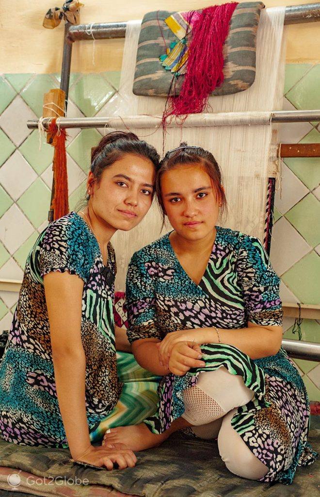 Jovens mulheres gémeas, tecelãs