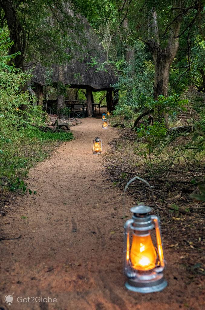 Candeeiros a óleo guiam o caminho para as cabanas do Stone Camp