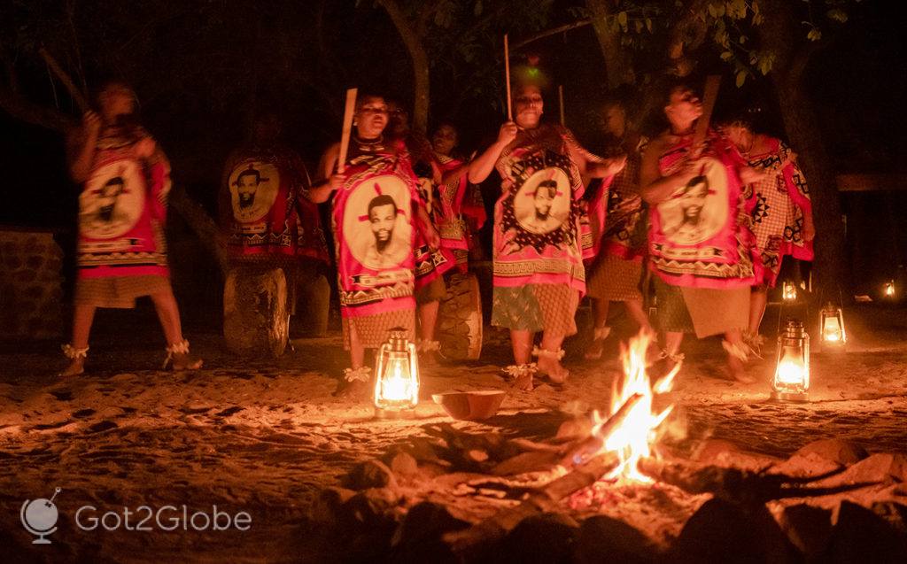 Mulheres exibem danças tradicionais suati no Stone Camp da Reserva de Mkhaya