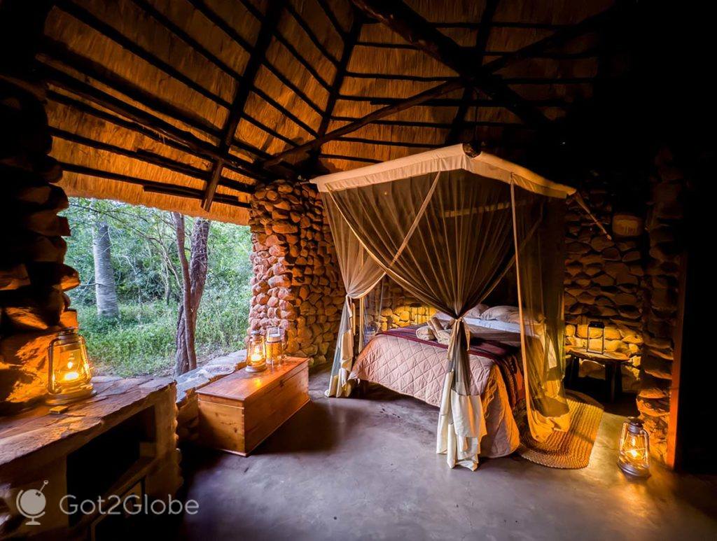 Cabana de pedra aberta do Stone Camp