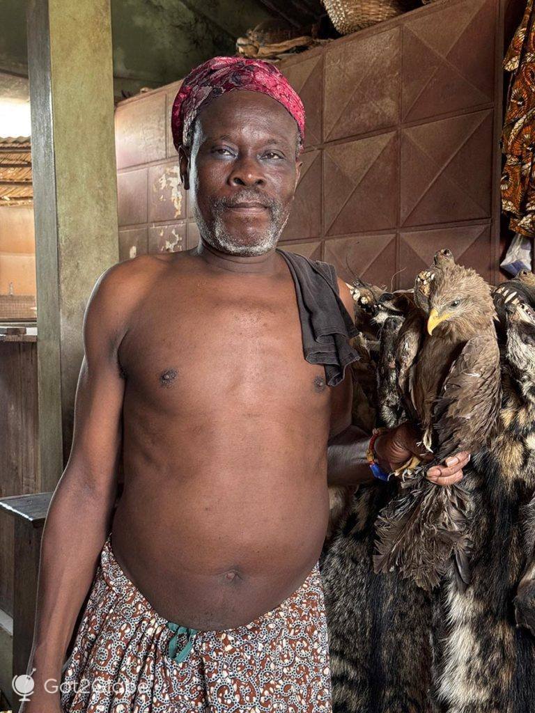 Sacerdote vudu numa secção de fetiches do Mercado Central