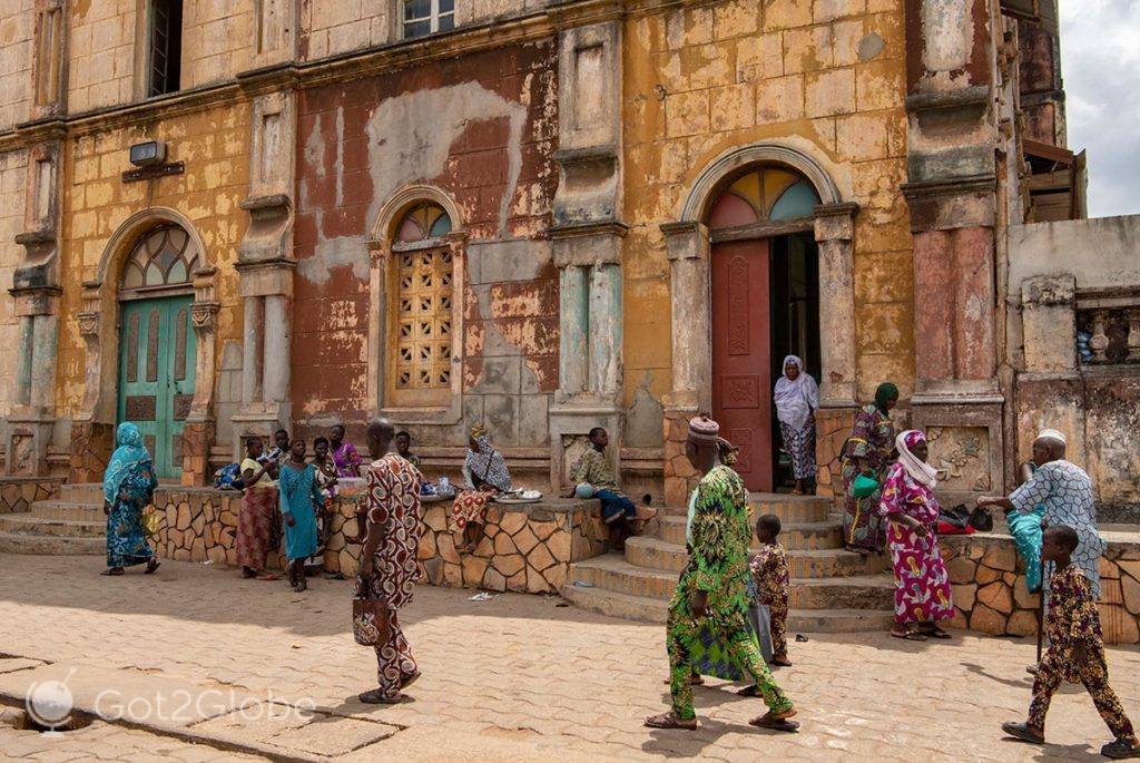 Crentes passam em frente à Grande Mesquita de Porto Novo