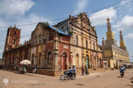A Grande Mesquita de Portto Novo, erguida por afro-brasileiros agudás.