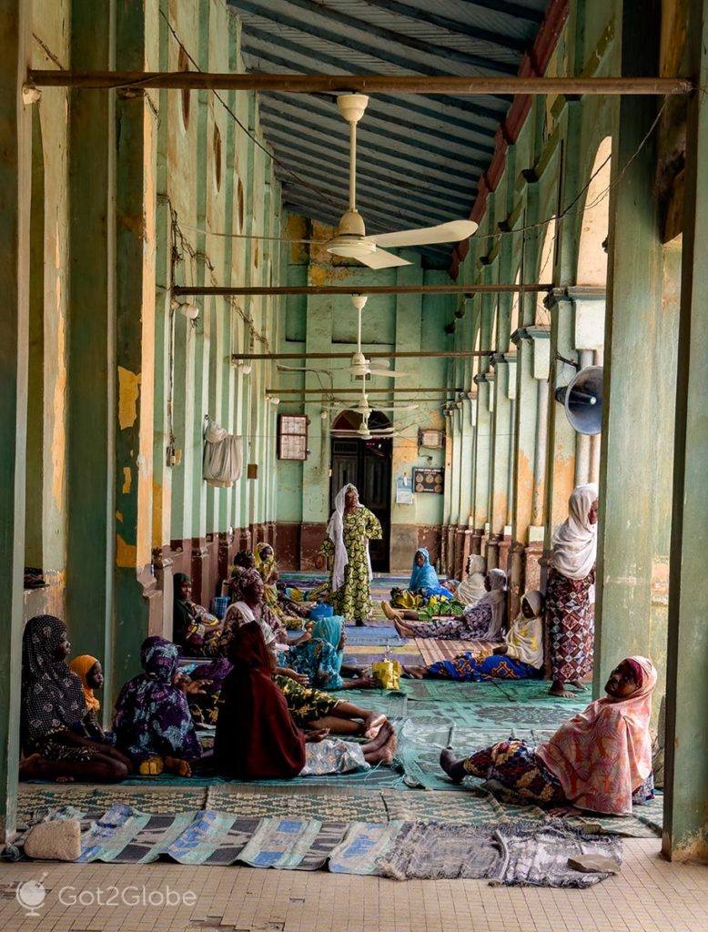 Mulheres reunidas numa ala da Grande Mesquita