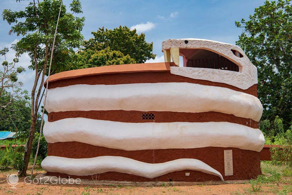 Santuário da serpente, parte do complexo vudu da Praça Yeadomin