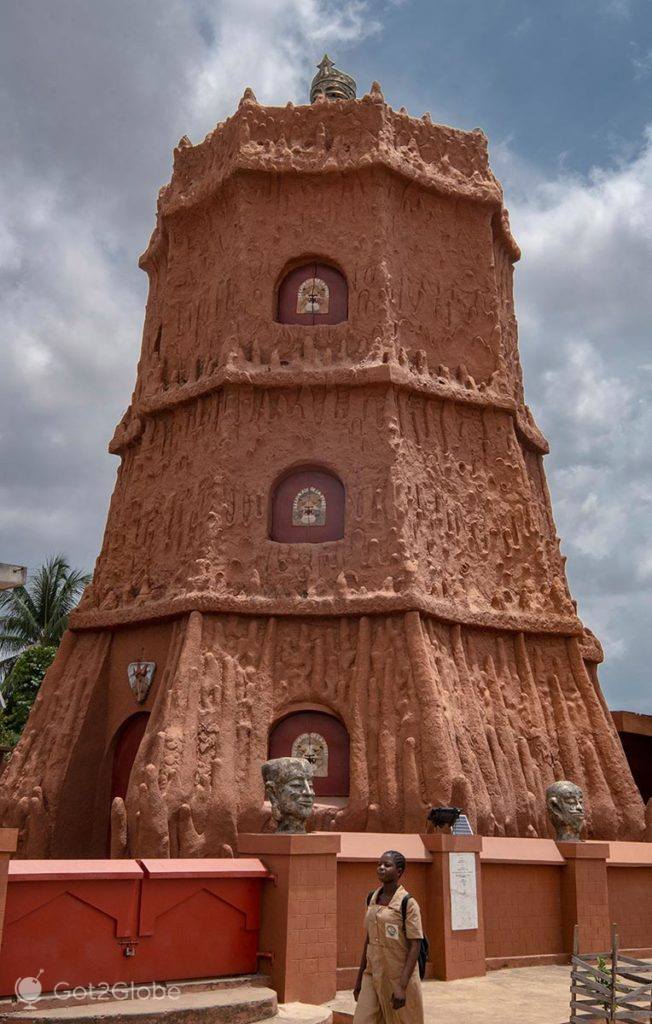 O templo "termiteira" de Ya Lya Abi Mesan