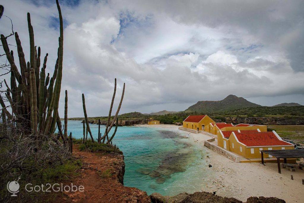 Panorama da Baía Slagbaai com os edifícios sede da antiga base produtora colonial