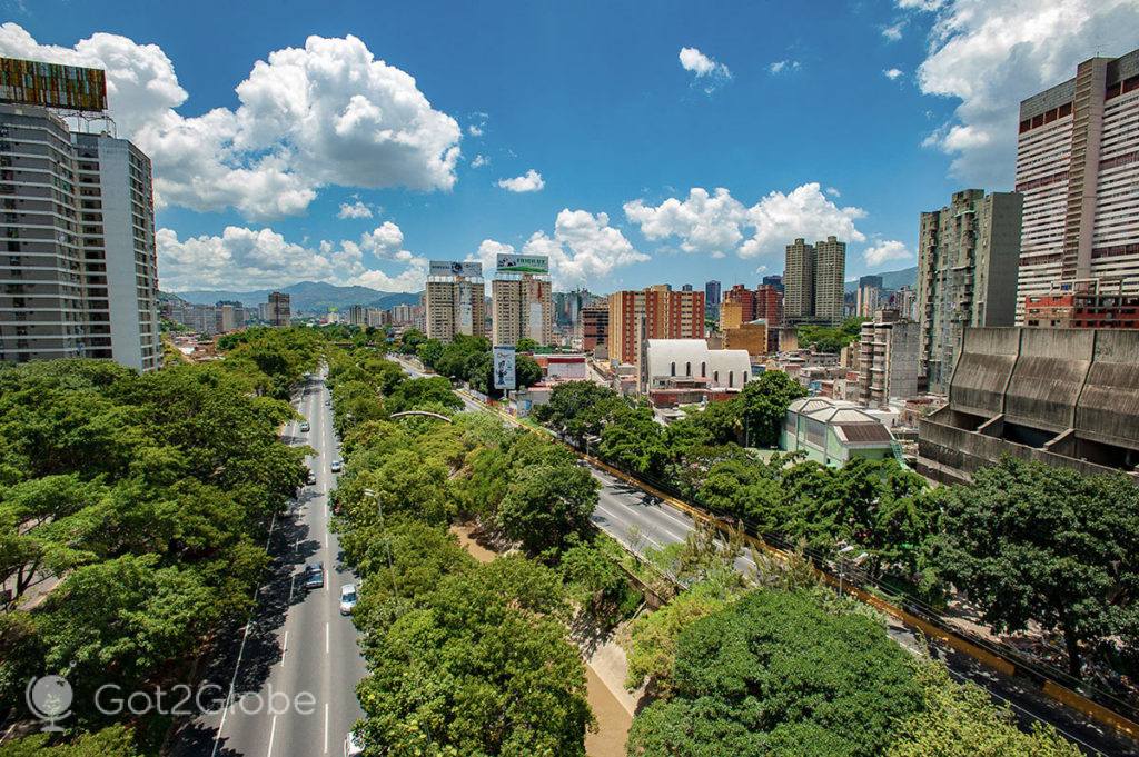Uma das vias de acesso ao centro de Caracas de uma cabina do Metrocable