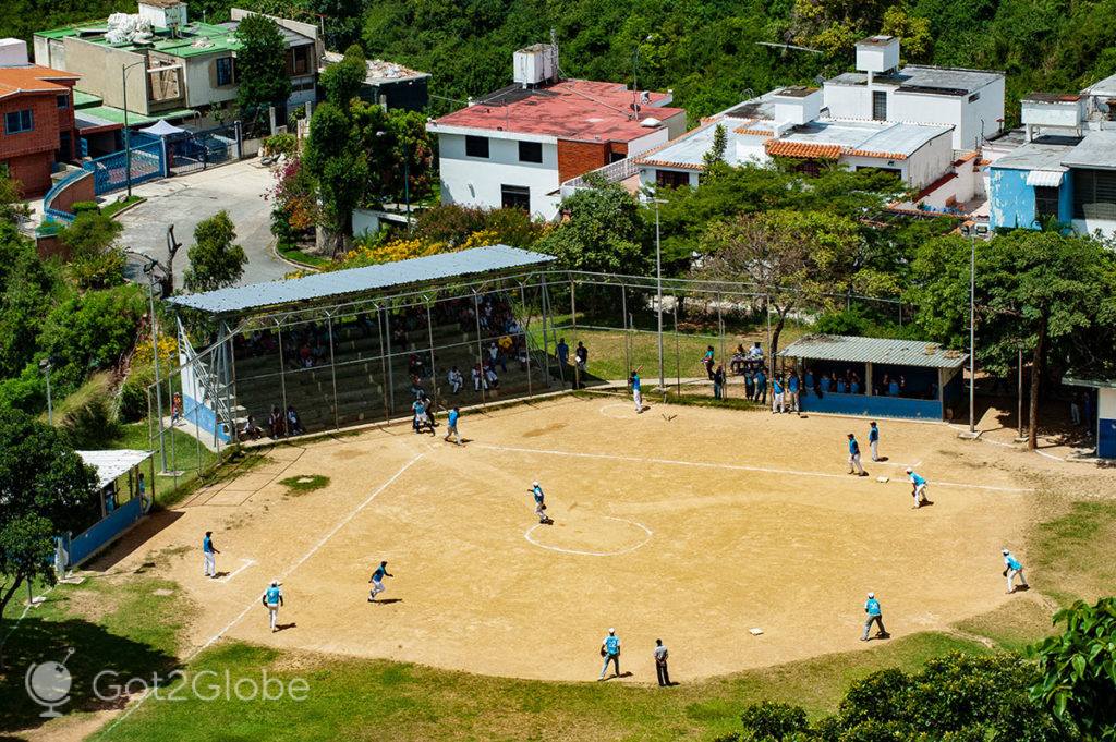 Partida de beisebol, como vista de um alto do Metrocable de Caracas