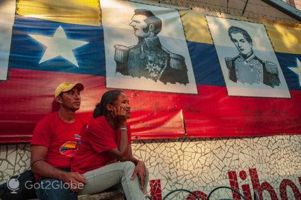 Casal durante uma manifestação chavista